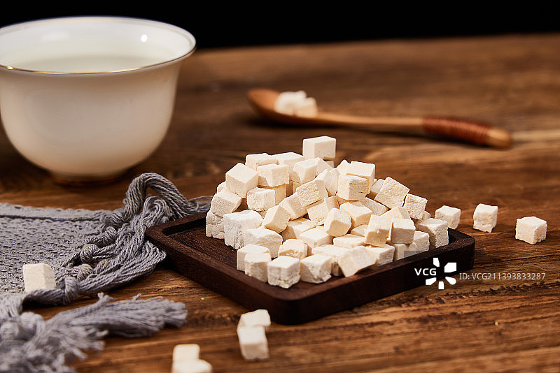 摆盘的茯苓块与茯苓泡水图片素材