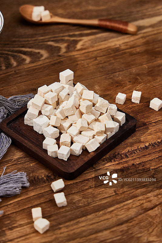 摆盘的茯苓块与茯苓泡水图片素材