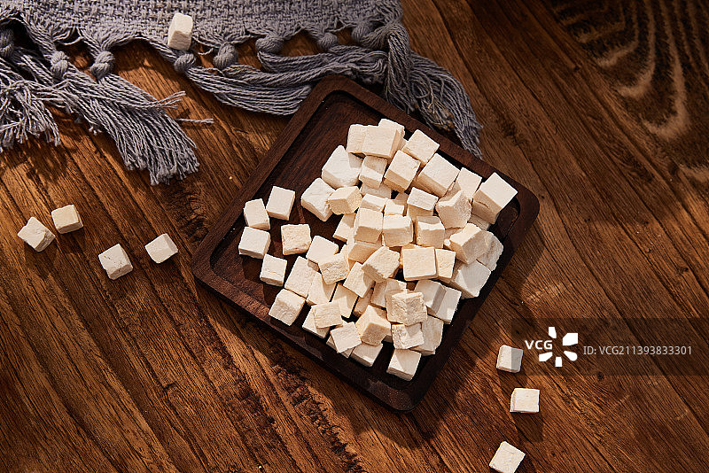 摆盘的茯苓块与茯苓泡水图片素材