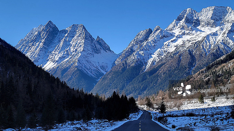 冬日四姑娘山布达拉峰公路蜿蜒图片素材