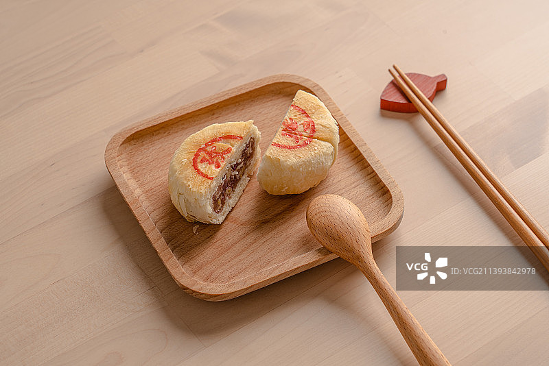 方竹木餐盘里切剖开的苏式月饼静物图片素材