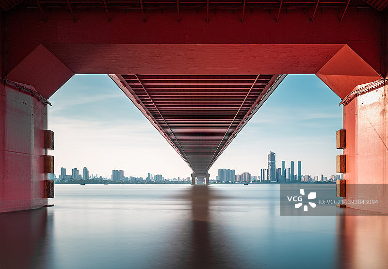 武汉鹦鹉洲大桥桥梁底部长曝图图片素材