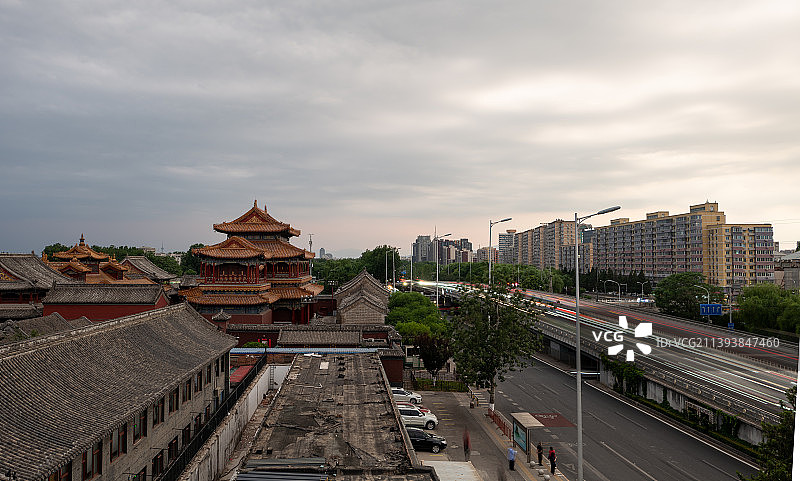 北京雍和宫和二环路的车流图片素材