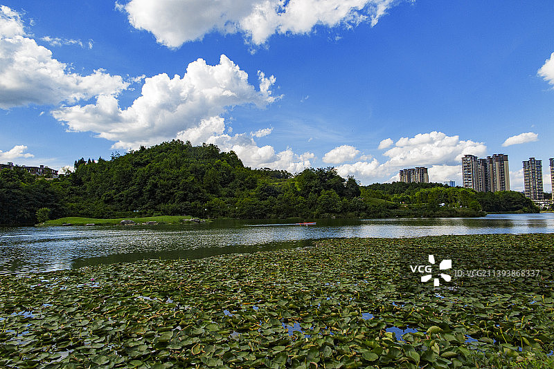 城市与公园主题，中国贵州贵阳市观山湖区阅山湖公园与观山湖区城市风光图片素材