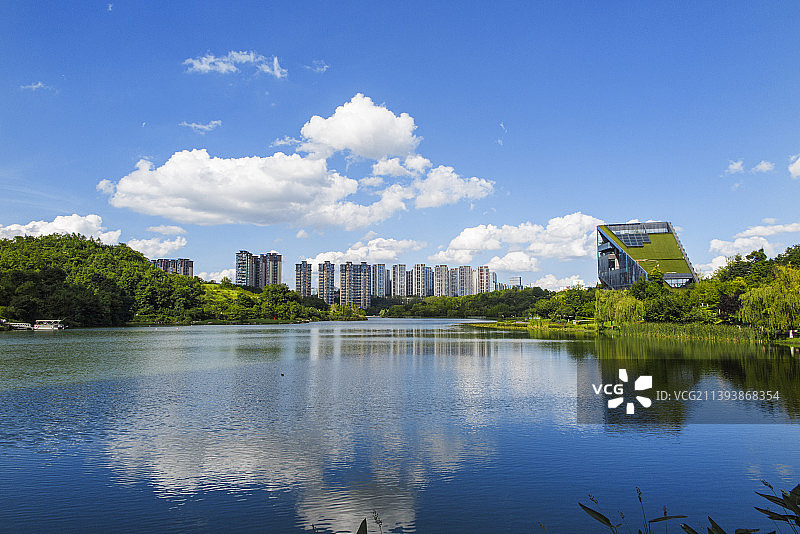 城市与公园主题，中国贵州贵阳市观山湖区阅山湖公园与观山湖区城市风光图片素材