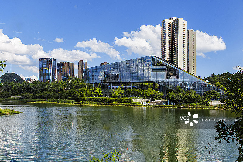 城市与公园主题，中国贵州贵阳市观山湖区阅山湖公园与观山湖区城市风光图片素材
