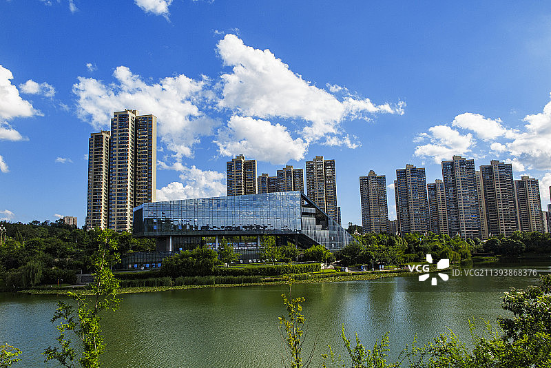 城市与公园主题，中国贵州贵阳市观山湖区阅山湖公园与观山湖区城市风光图片素材