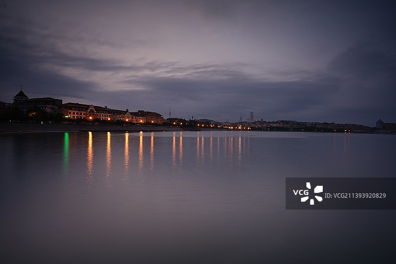 凌晨青岛湾  夜雨清凉，海上涌雾，潮滿则退。图片素材