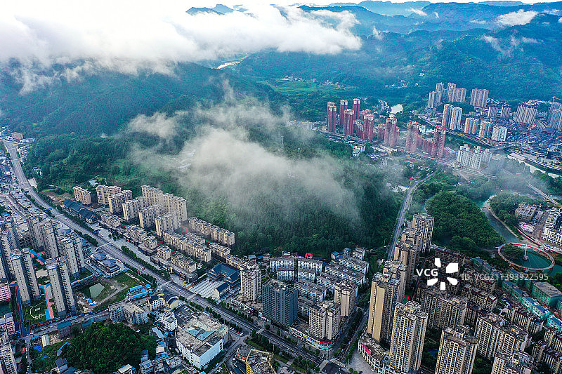 俯瞰江口县城  云雾缭绕如仙境图片素材