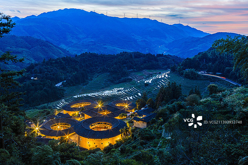 福建南靖田螺坑土楼群亮灯时的景色图片素材
