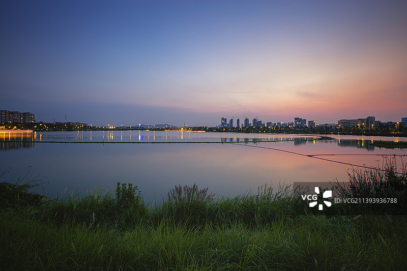 夏日酷暑傍晚时分宁静的湖面+九龙湖（南京）图片素材
