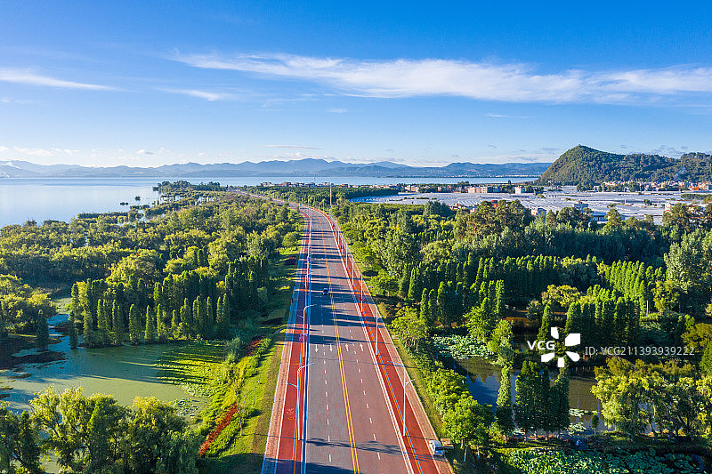 航拍夏天的云南昆明滇池环湖公路风光图片素材