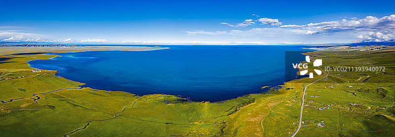 航拍青海湖畔风光图片素材