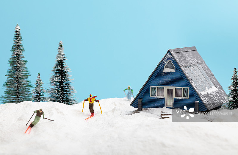 微缩创意滑雪场三角屋度假村与滑雪的小人图片素材