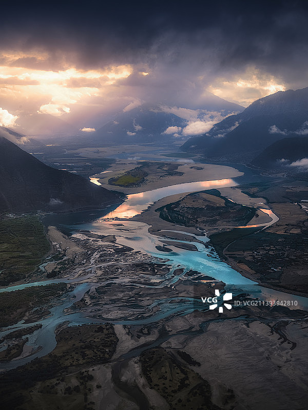 晨光中的雅鲁藏布图片素材