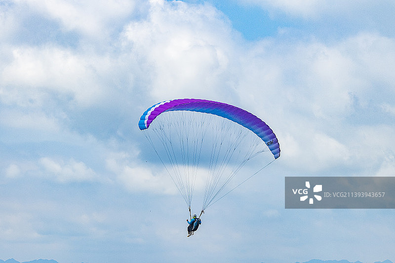 飞行中的滑翔伞图片素材
