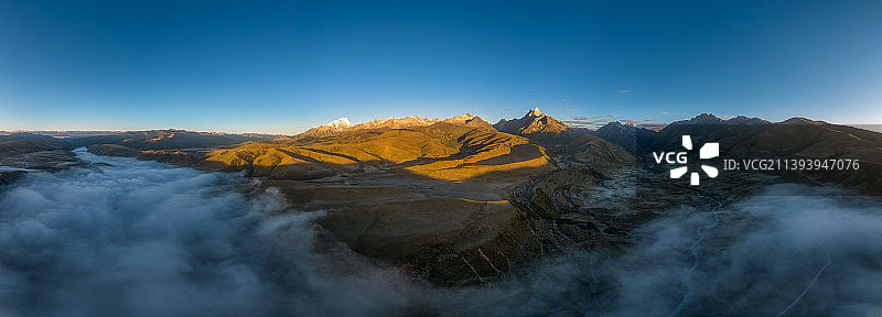 清晨云雾间的格聂图片素材