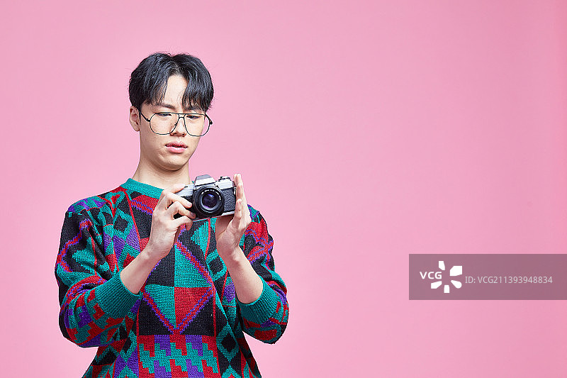 复古风新潮潮流青年文化青年调皮20世纪风格老式时尚时尚大学生胶片相机相机图片素材