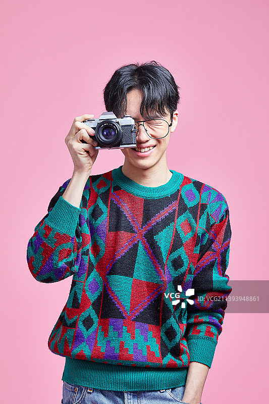 复古风新潮潮流青年文化青年调皮20世纪风格老式时尚时尚大学生胶片相机相机图片素材