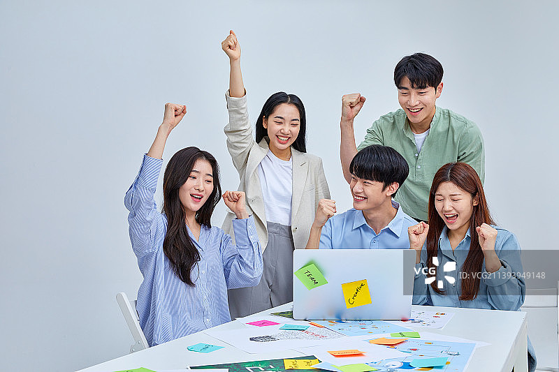 20多岁的大学生商务会议头脑风暴MZ一代创业公司商务讨论欢呼成功团队合作图片素材