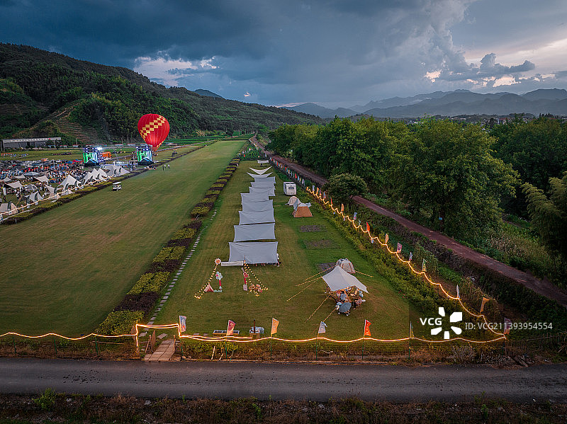 航拍日落黄昏时分的浙江金华武义大斗山飞行露营基地图片素材