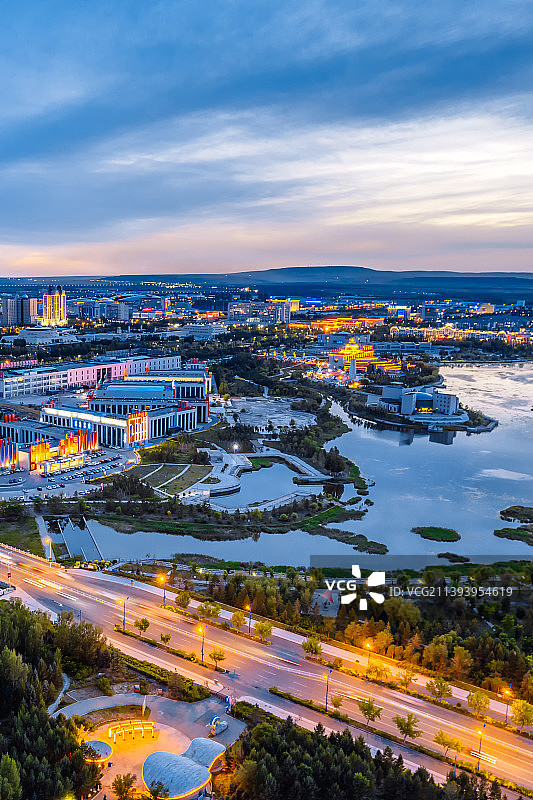 内蒙古锡林郭勒盟锡林浩特市锡林河和城市天际线风光航拍夜景图片素材