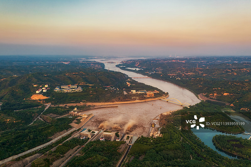 河南省洛阳市济源市黄河小浪底景区夏季调水调沙场景黄昏时分户外航拍图片素材