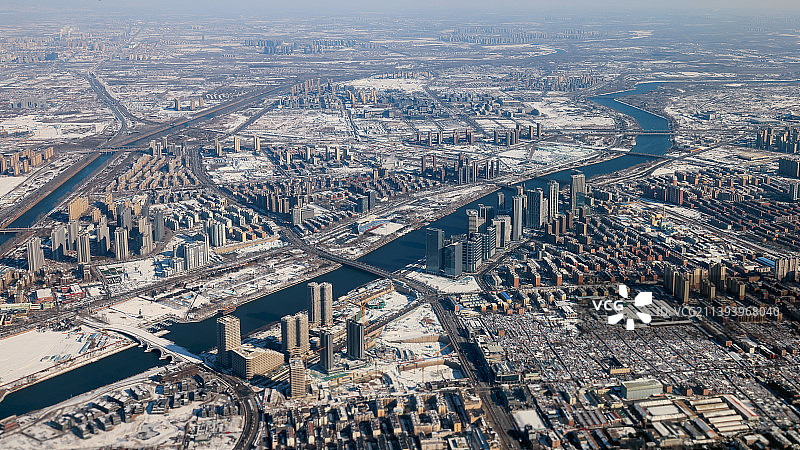 冬季，航拍雪后晴天的北京通州城市副中心图片素材