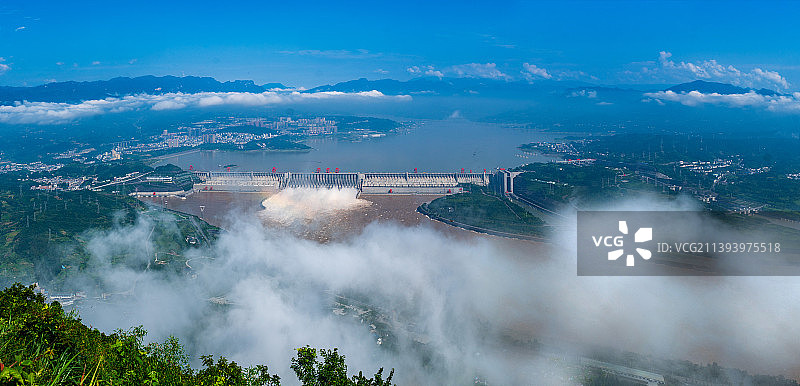 湖北宜昌三峡大坝泄洪图片素材