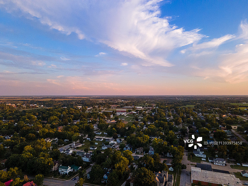 爱荷华州芒特普莱森特镇日落景观图片素材