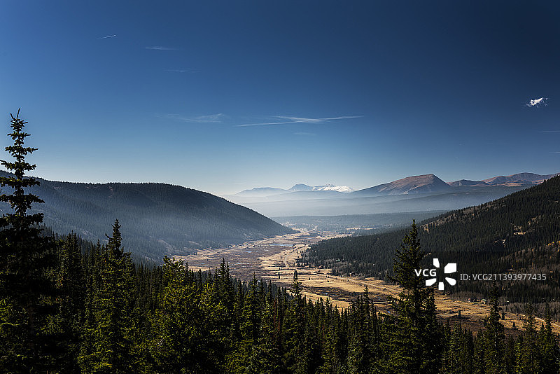 美国科罗拉多州 Crested Butte 的蓝天山景图片素材