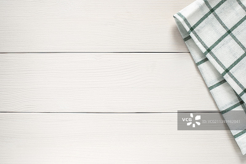 白色木桌旁的厨房抹布，顶部视角图片素材