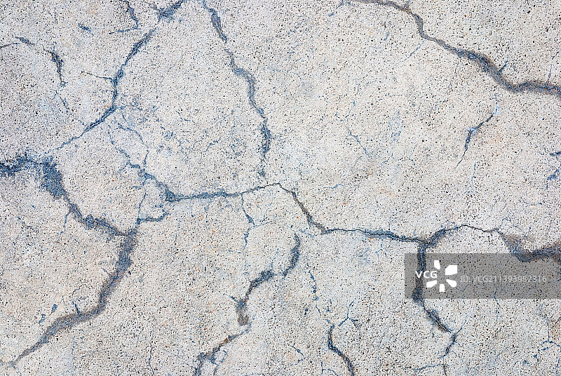 带有随机裂缝的混凝土板，灰米色石材纹理背景图片素材