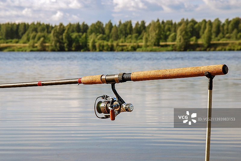 湖面上的钓鱼竿特写图片素材