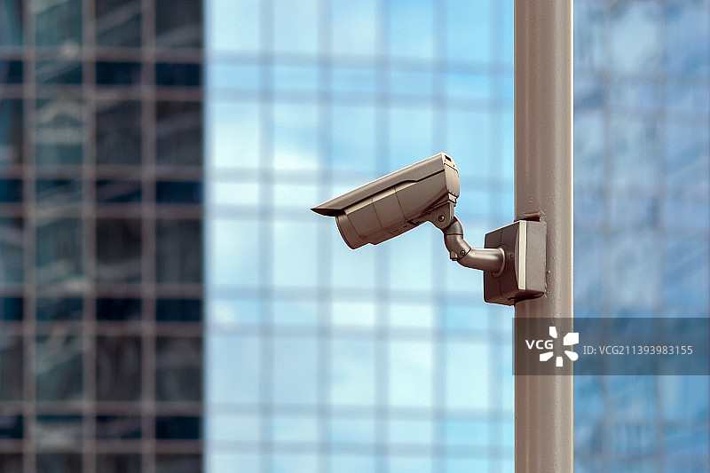玻璃幕墙背景下的视频监控摄像头图片素材