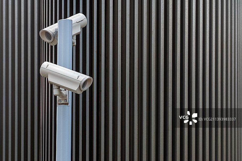 现代城市背景下的安全监控摄像头图片素材