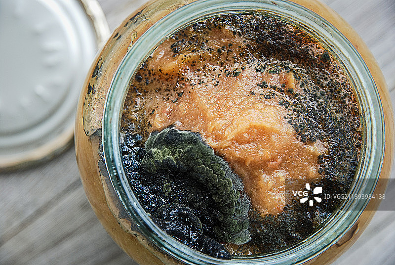 带有黑色霉菌的打开的玻璃罐，自制罐头食品的储存不当图片素材