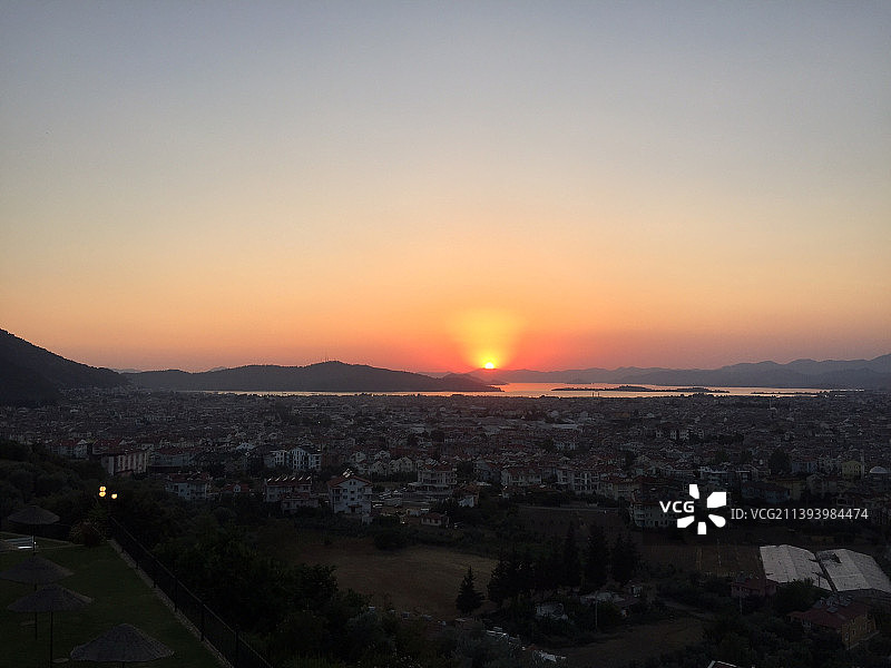 土耳其费特希耶日落时分的城镇景观高角度视图图片素材