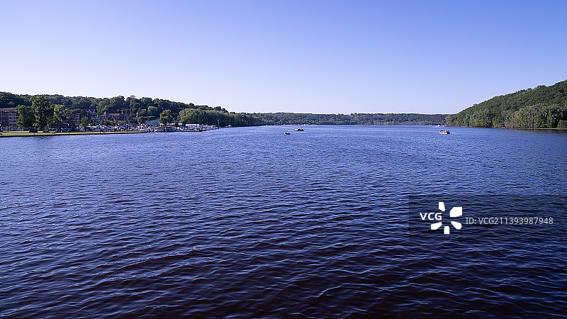 美国明尼苏达州斯蒂尔沃特清澈蓝天下湖泊的风景图片素材