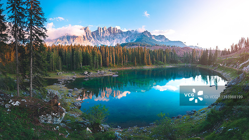 意大利卡雷尔湖树木湖泊风光图片素材