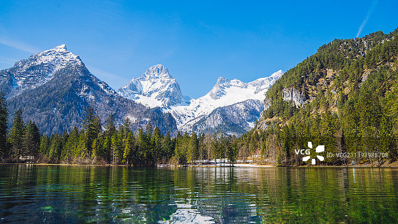 奥地利辛特斯托德尔的湖泊和雪山风光，蓝天背景图片素材