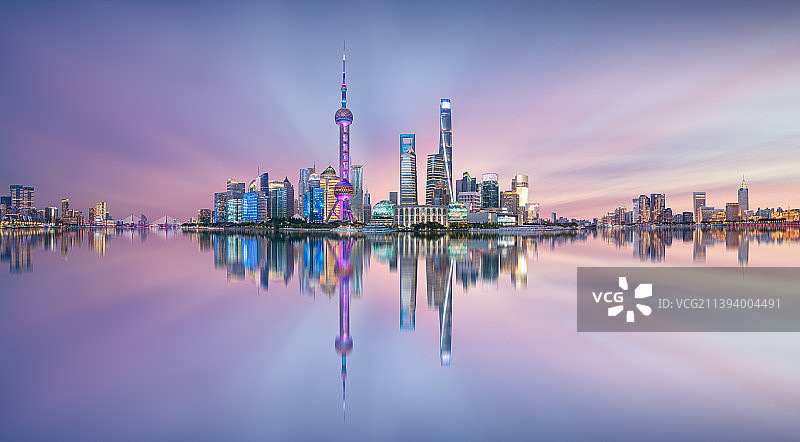 上海外滩陆家嘴建筑群和黄浦江夜景全景，满天紫霞图片素材