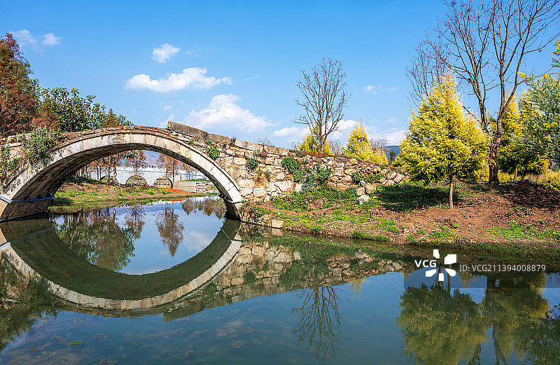 云南弥勒甸溪河湿地公园拱桥图片素材