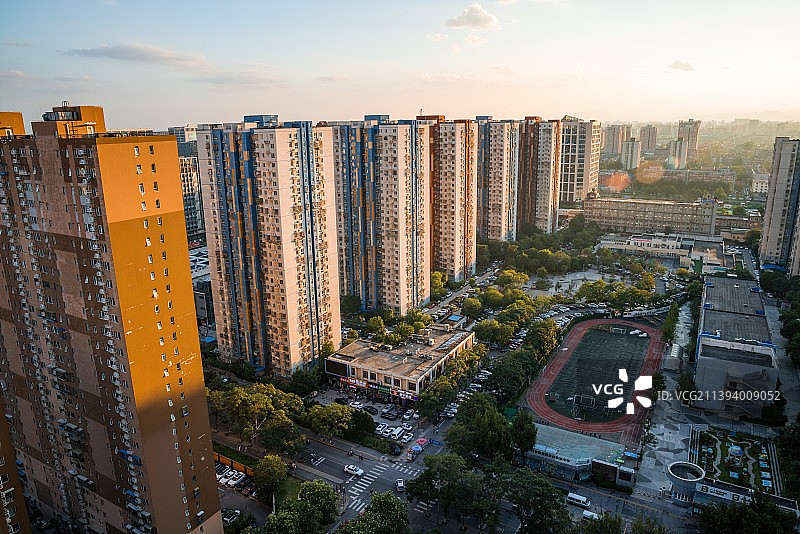 城市社区居民楼高楼和操场图片素材
