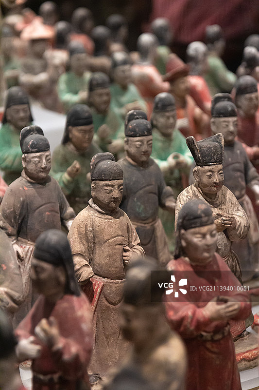 陕西历史博物馆，馆藏小型彩色文官俑文物集合。图片素材