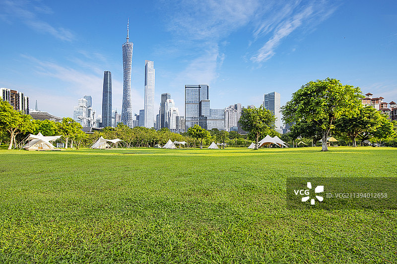 广州珠江新城摩天大楼和公园草地图片素材