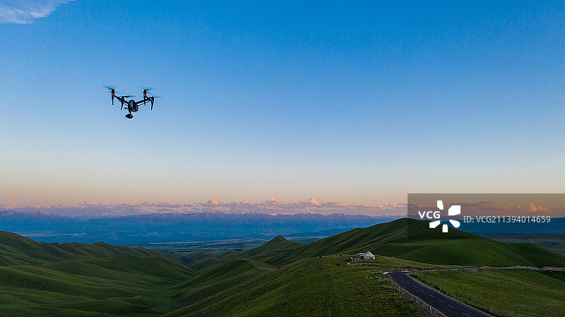 飞行中的无人机图片素材