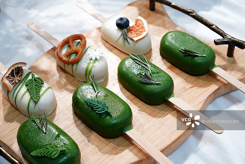 下午茶冰淇淋摆盘的高角度视图图片素材