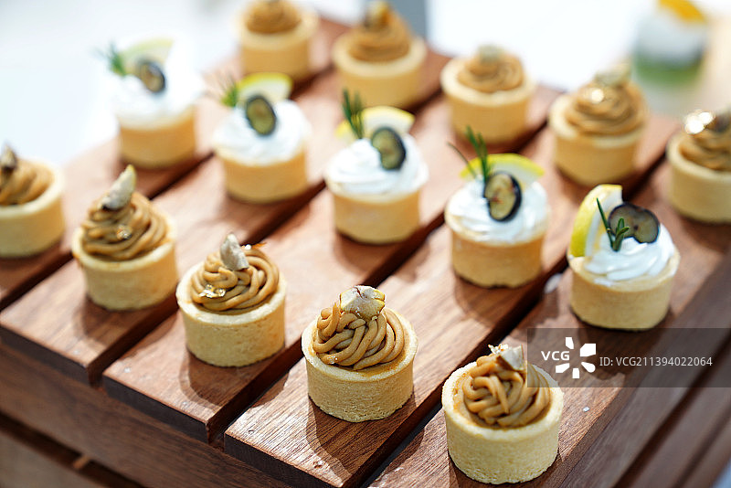 放在桌子上的精美下午茶小吃蛋糕图片素材