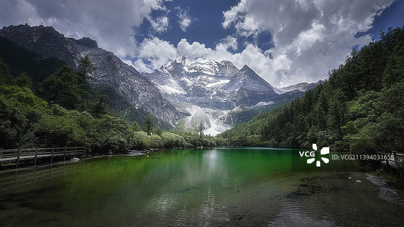 仙乃日雪山图片素材